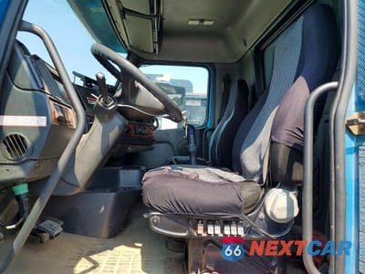 Zdjęcie 7 z 12 samochodu: 2002 VOLVO VHD VIN:4V5K99UF32N310912 - miniatura