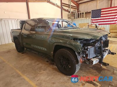 Czwarte zdjęcie samochodu z boku: 2022 TOYOTA TUNDRA SR5 VIN:5TFLA5DB9NX028588 - miniatura