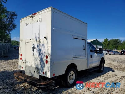 Trzecie zdjęcie samochodu z tyłu: 2015 FORD F250 BOX TRUCK VIN:1FDBF2B60FED21564 - miniatura