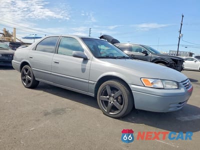 Czwarte zdjęcie samochodu z boku: 1999 TOYOTA CAMRY LE VIN:4T1BG22K8XU519925 - miniatura