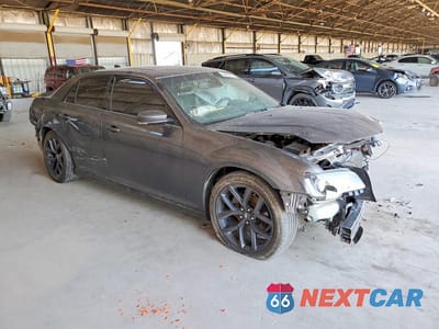 Czwarte zdjęcie samochodu z boku: 2018 CHRYSLER 300 S VIN:2C3CCABG6JH261364 - miniatura