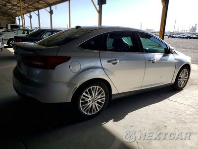 Trzecie zdjęcie samochodu z tyłu: 2017 FORD FOCUS TITANIUM VIN:1FADP3J20HL308509 - miniatura