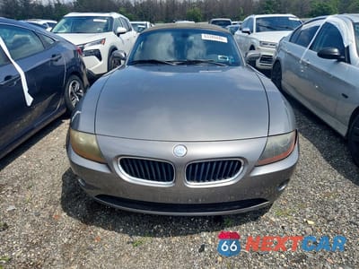Piąte zdjęcie samochodu w środku: 2004 BMW Z4 2.5 VIN:4USBT33524LR68088 - miniatura
