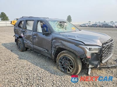 Czwarte zdjęcie samochodu z boku: 2025 TOYOTA SEQUOIA PLATINUM VIN:7SVAAABA2SX050623 - miniatura
