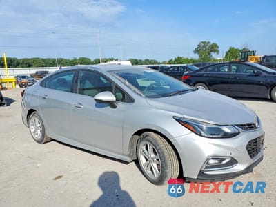 Czwarte zdjęcie samochodu z boku: 2018 CHEVROLET CRUZE LT VIN:1G1BE5SM0J7177494 - miniatura