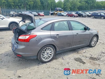 Trzecie zdjęcie samochodu z tyłu: 2014 FORD FOCUS TITANIUM VIN:1FADP3J27EL101403 - miniatura