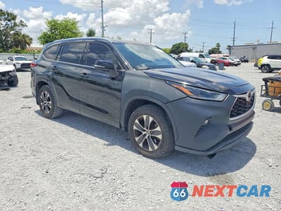 Czwarte zdjęcie samochodu z boku: 2021 TOYOTA HIGHLANDER XLE VIN:5TDHZRBH5MS543296 - miniatura