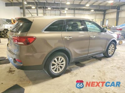 Trzecie zdjęcie samochodu z tyłu: 2019 KIA SORENTO LX V6 VIN:5XYPGDA50KG572517 - miniatura