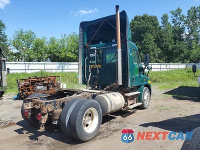 Czwarte zdjęcie samochodu z boku: 2018 FREIGHTLINER CASCADIA 113 SEMI TRUCK VIN:3AKBGADV2JSJL4392 - miniatura