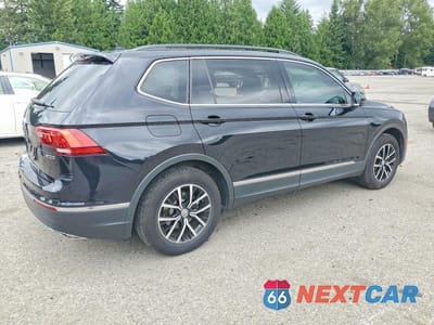 Trzecie zdjęcie samochodu z tyłu: 2021 VOLKSWAGEN TIGUAN SE VIN:3VV2B7AX9MM023000 - miniatura