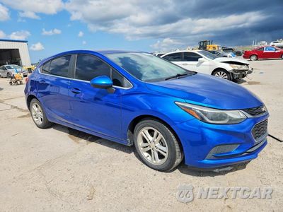 Czwarte zdjęcie samochodu z boku: 2017 CHEVROLET CRUZE LT VIN:3G1BE6SM6HS566688 - miniatura