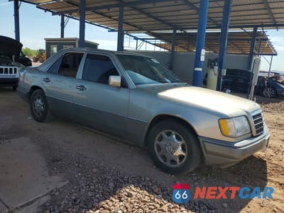 Czwarte zdjęcie samochodu z boku: 1995 MERCEDES-BENZ E 320 BASE VIN:WDBEA32E3SC173248 - miniatura