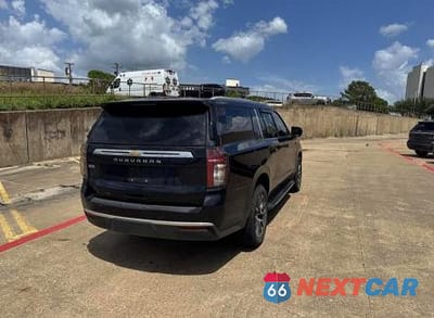 Czwarte zdjęcie samochodu z boku: 2023 CHEVROLET SUBURBAN K1500 LS VIN:1GNSKBKD0PR149617 - miniatura
