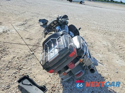 Czwarte zdjęcie samochodu z boku: 2011 HARLEY-DAVIDSON FLHTCU VIN:1HD1FC418BB632368 - miniatura