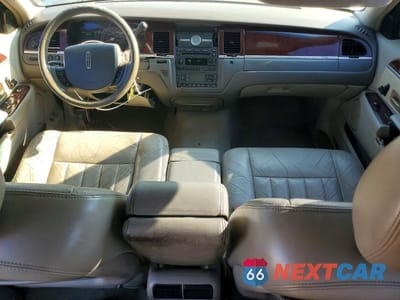 Zdjęcie 8 z 12 samochodu: 2005 LINCOLN TOWN CAR SIGNATURE VIN:1LNHM81W35Y643276 - miniatura