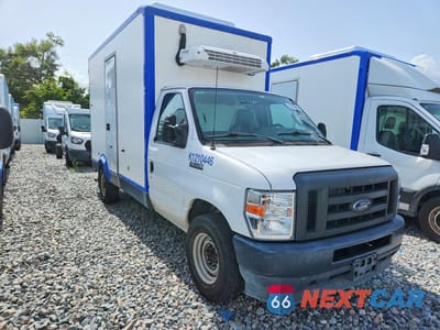Czwarte zdjęcie samochodu z boku: 2023 FORD E350 REFRIGERATED BOX TRUCK VIN:1FDWE3FK3PDD14780 - miniatura