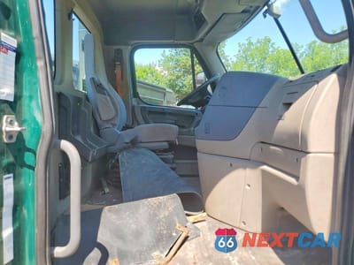 Piąte zdjęcie samochodu w środku: 2018 FREIGHTLINER CASCADIA 113 SEMI TRUCK VIN:3AKBGADV2JSJL4392 - miniatura