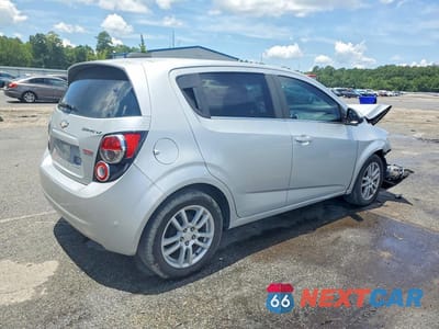 Trzecie zdjęcie samochodu z tyłu: 2015 CHEVROLET SONIC LT VIN:1G1JC6SB9F4151443 - miniatura