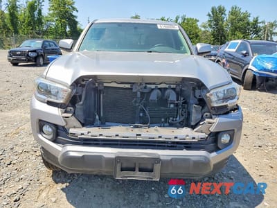 Piąte zdjęcie samochodu w środku: 2017 TOYOTA TACOMA SR5 V6 VIN:3TMCZ5AN1HM120523 - miniatura