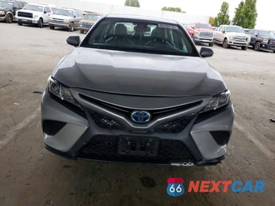 Piąte zdjęcie samochodu w środku: 2018 TOYOTA CAMRY HYBRID SE VIN:4T1B21HK8JU006357 - miniatura