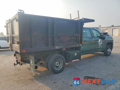 Trzecie zdjęcie samochodu z tyłu: 2021 CHEVROLET SILVERADO C3500 DUMP TRUCK VIN:1GB4WREY5MF311532 - miniatura