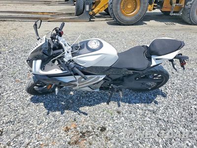 Trzecie zdjęcie samochodu z tyłu: 2026 CF MOTO 300SS VIN:LCEPDPL75T6003627 - miniatura