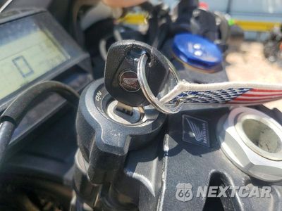 Zdjęcie 8 z 9 samochodu: 2013 HONDA CBR1000 RR-ABS VIN:JH2SC5946DK500149 - miniatura