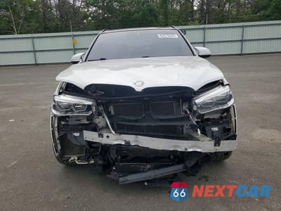 Piąte zdjęcie samochodu w środku: 2017 BMW X5 M VIN:5YMKT6C3XH0U39153 - miniatura