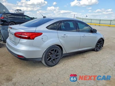 Trzecie zdjęcie samochodu z tyłu: 2016 FORD FOCUS SE VIN:1FADP3F27GL295197 - miniatura