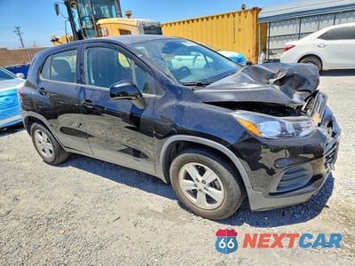 Czwarte zdjęcie samochodu z boku: 2020 CHEVROLET TRAX LS VIN:3GNCJKSB5LL122002 - miniatura