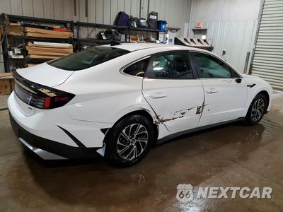 Trzecie zdjęcie samochodu z tyłu: 2026 HYUNDAI SONATA HYBRID BLUE VIN:KMHL24JJ6TA160884 - miniatura