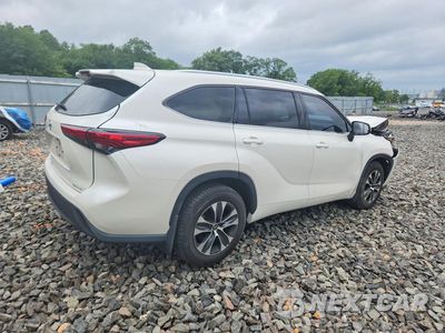Trzecie zdjęcie samochodu z tyłu: 2021 TOYOTA HIGHLANDER XLE VIN:5TDHZRBH3MS534967 - miniatura