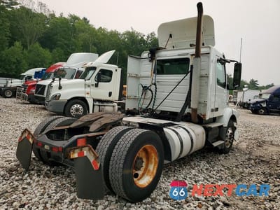 Trzecie zdjęcie samochodu z tyłu: 2013 VOLVO VNM SEMI TRUCK VIN:4V4M19EG5DN565821 - miniatura