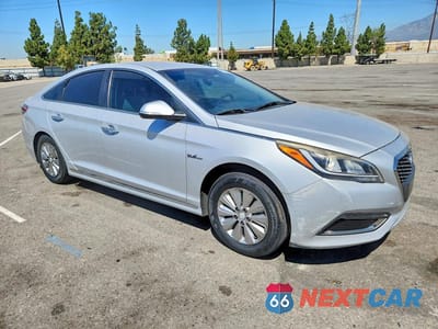 Czwarte zdjęcie samochodu z boku: 2016 HYUNDAI SONATA HYBRID SE VIN:KMHE24L14GA040352 - miniatura