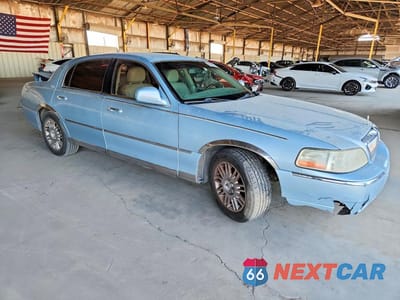 Czwarte zdjęcie samochodu z boku: 2008 LINCOLN TOWN CAR VIN:2LNHM82W58X658543 - miniatura