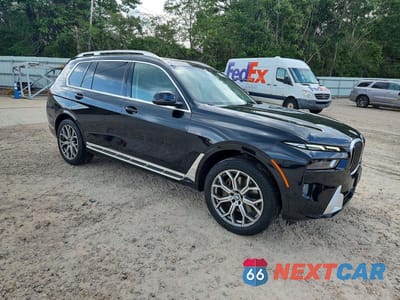 Czwarte zdjęcie samochodu z boku: 2024 BMW X7 XDRIVE40I VIN:5UX23EM09R9U24274 - miniatura