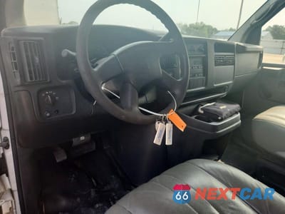 Zdjęcie 8 z 12 samochodu: 2007 CHEVROLET EXPRESS BOX TRUCK VIN:1GBJG31U471125949 - miniatura