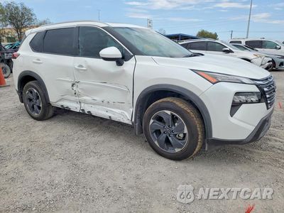 Czwarte zdjęcie samochodu z boku: 2025 NISSAN ROGUE SV VIN:JN8BT3BB4SW143053 - miniatura