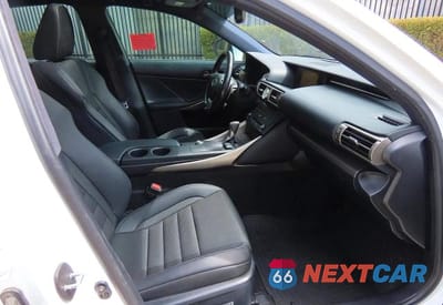 Piąte zdjęcie samochodu w środku: 2016 LEXUS IS 200T VIN:JTHBA1D28G5038420 - miniatura