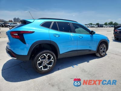 Trzecie zdjęcie samochodu z tyłu: 2026 CHEVROLET TRAX 1LT VIN:KL77LHEP5TC059507 - miniatura