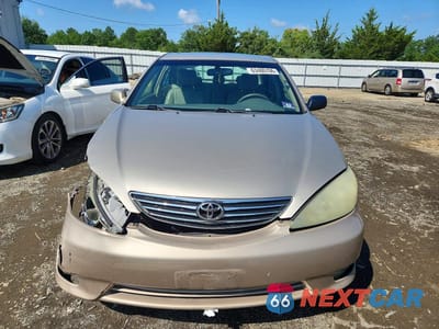 Piąte zdjęcie samochodu w środku: 2005 TOYOTA CAMRY XLE V6 VIN:4T1BF30K65U102845 - miniatura