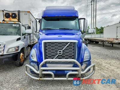 Piąte zdjęcie samochodu w środku: 2020 VOLVO VNL SEMI TRUCK VIN:4V4NC9EJ8LN269331 - miniatura