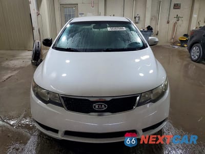 Piąte zdjęcie samochodu w środku: 2011 KIA FORTE EX VIN:KNAFU4A2XB5424746 - miniatura
