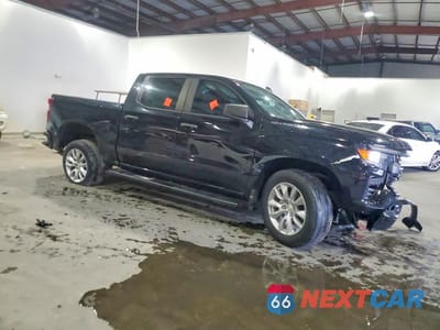 Czwarte zdjęcie samochodu z boku: 2023 CHEVROLET SILVERADO C1500 CUSTOM VIN:3GCPABEK9PG134805 - miniatura