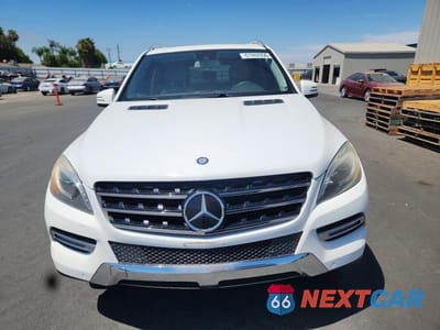 Piąte zdjęcie samochodu w środku: 2015 MERCEDES-BENZ ML 350 4MATIC VIN:4JGDA5HBXFA567946 - miniatura