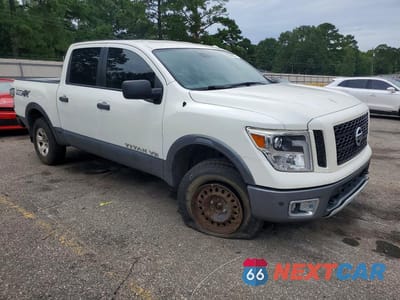 Czwarte zdjęcie samochodu z boku: 2018 NISSAN TITAN PRO-4X VIN:1N6AA1E51JN525467 - miniatura