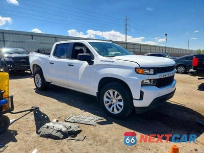 Czwarte zdjęcie samochodu z boku: 2021 CHEVROLET SILVERADO K1500 CUSTOM VIN:3GCPYBEH5MG176092 - miniatura