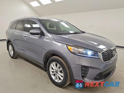 Czwarte zdjęcie samochodu z boku: 2020 KIA SORENTO LX VIN:5XYPG4A33LG632001 - miniatura