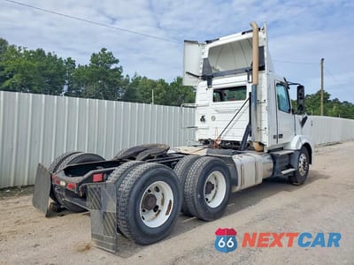 Trzecie zdjęcie samochodu z tyłu: 2016 VOLVO VNL SEMI TRUCK VIN:4V4NC9EG4GN929956 - miniatura
