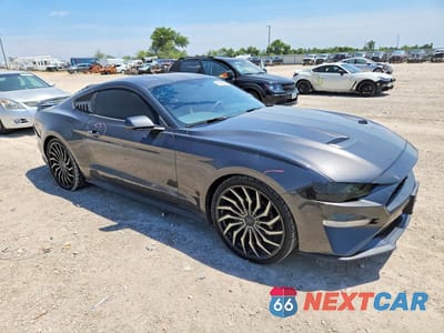 Czwarte zdjęcie samochodu z boku: 2018 FORD MUSTANG VIN:1FA6P8TH8J5175970 - miniatura